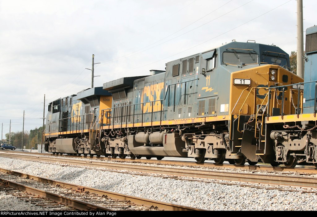 CSX 5268 leads 11 as they pause for green